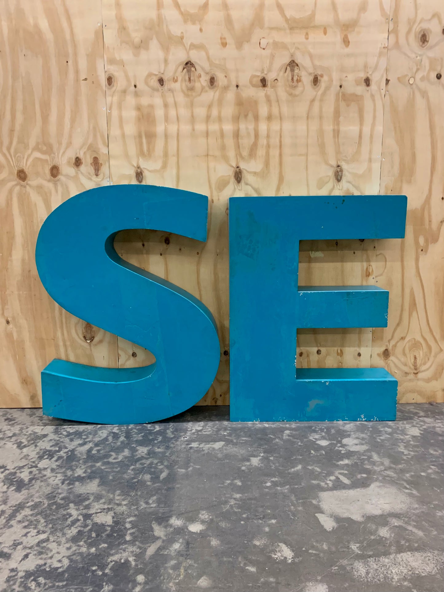 Gigant Vintage Facade Letters S & E