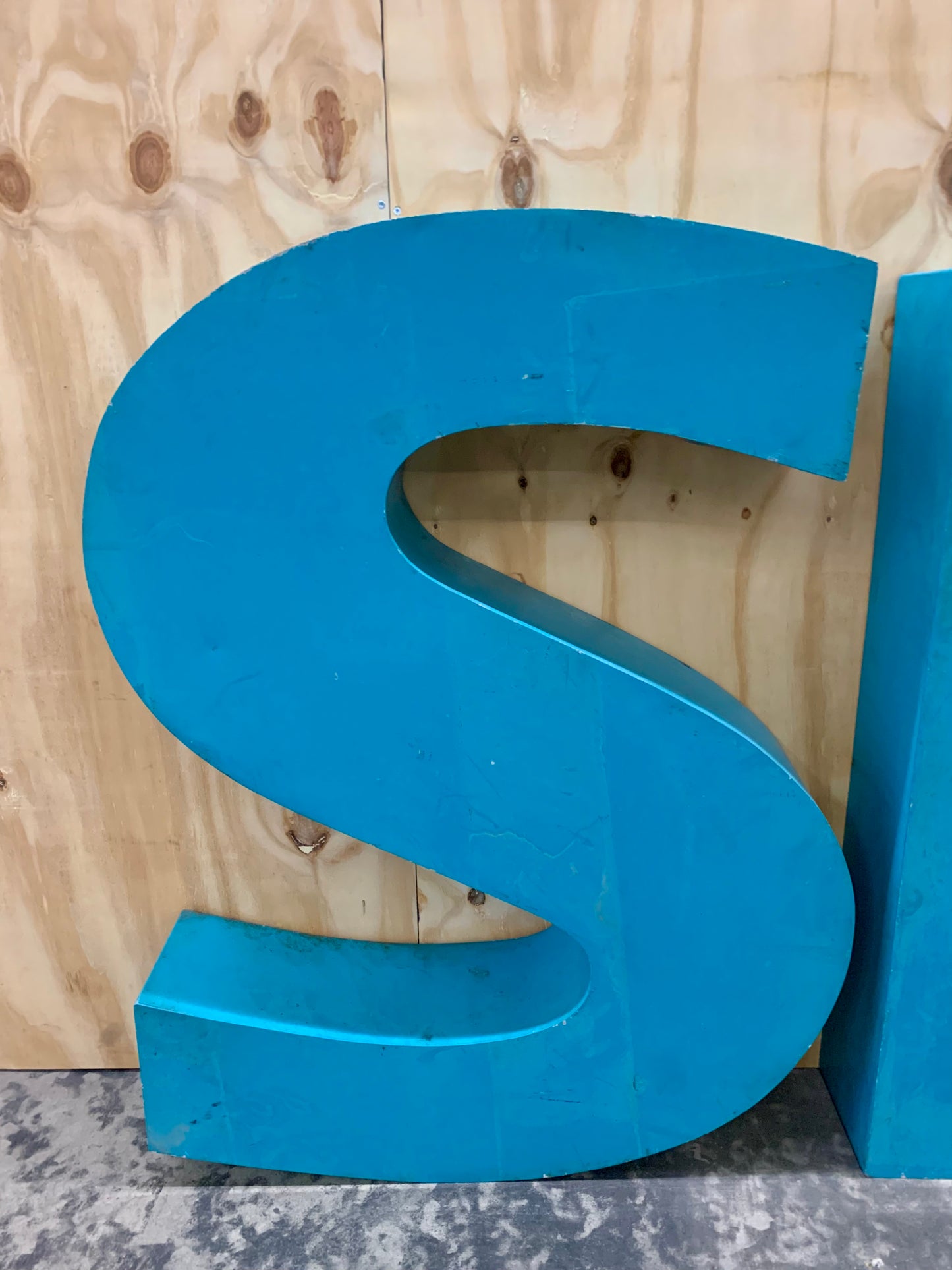 Gigant Vintage Facade Letters S & E