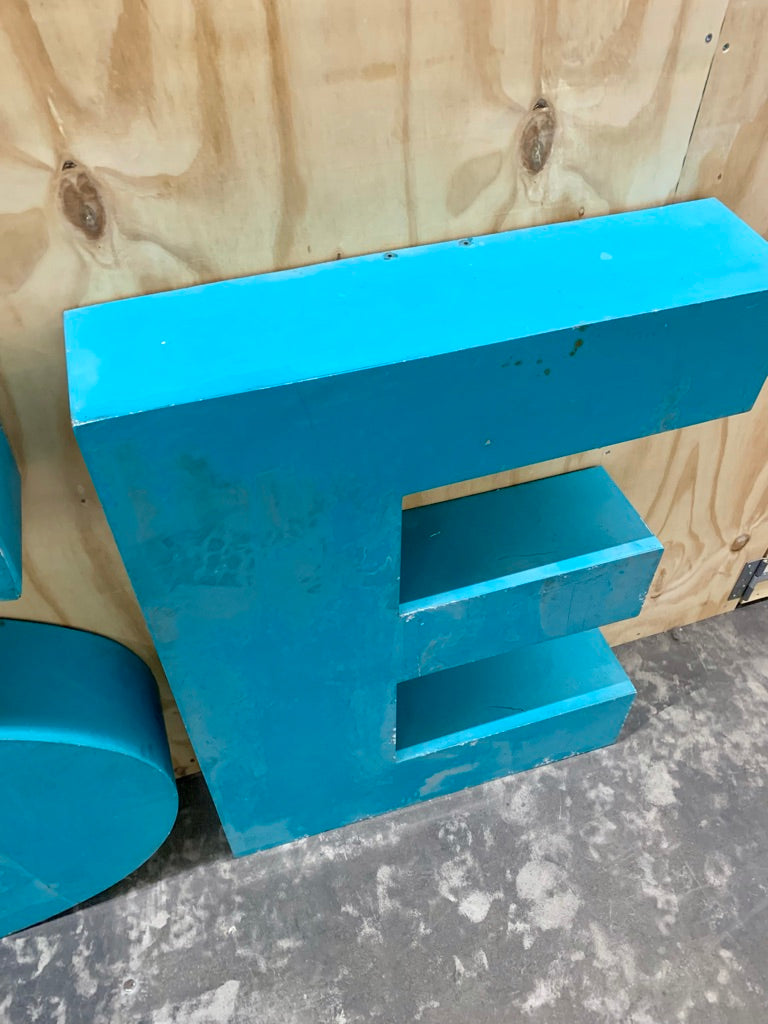 Gigant Vintage Facade Letters S & E