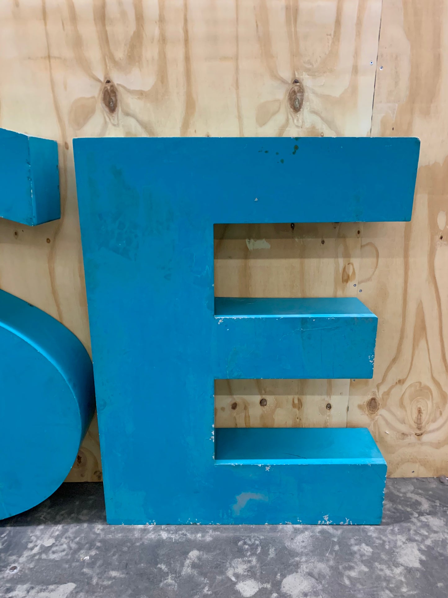 Gigant Vintage Facade Letters S & E