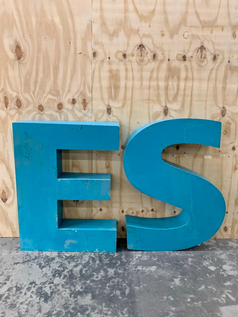 Gigant Vintage Facade Letters S & E