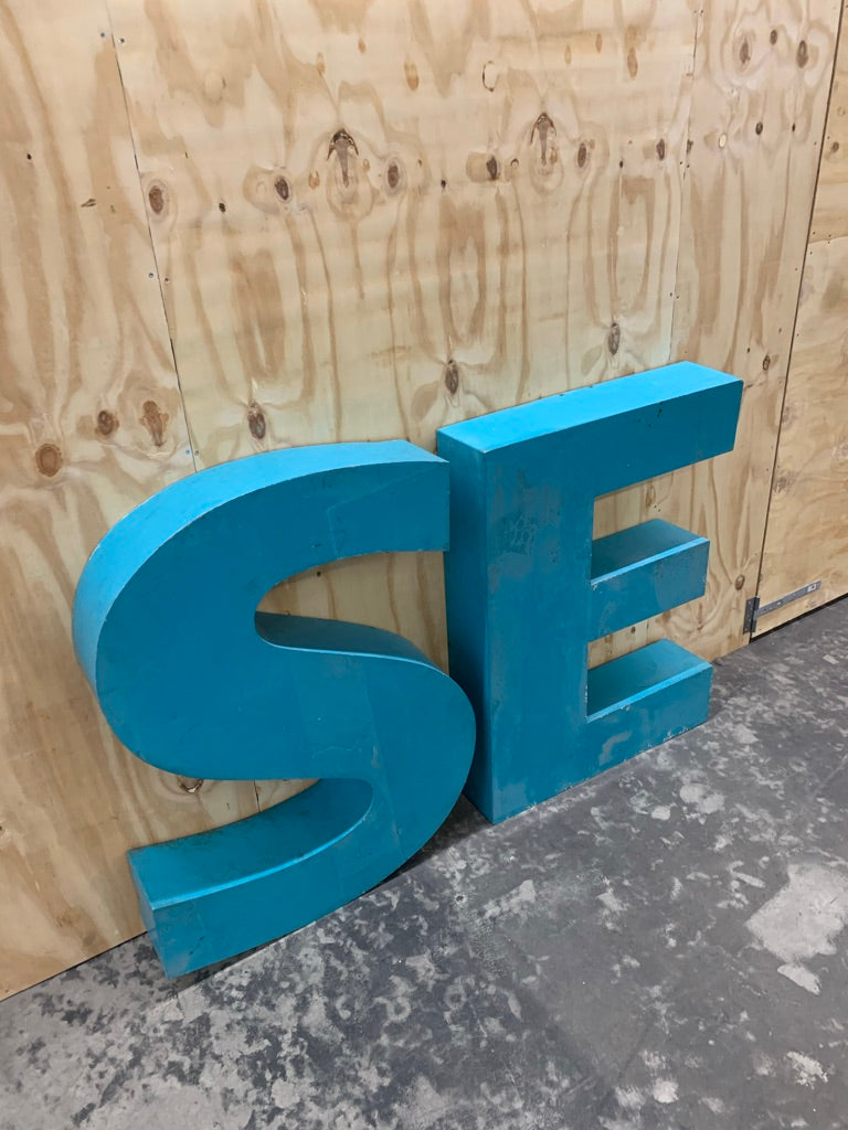 Gigant Vintage Facade Letters S & E