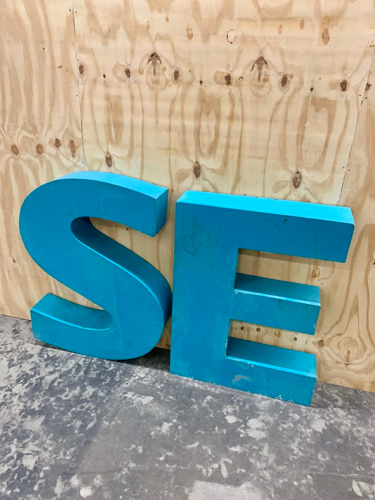 Gigant Vintage Facade Letters S & E