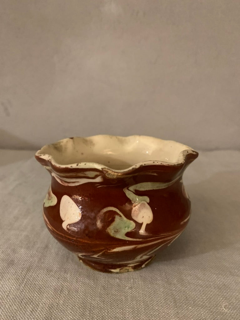 Ceramic bowl with frilled edge