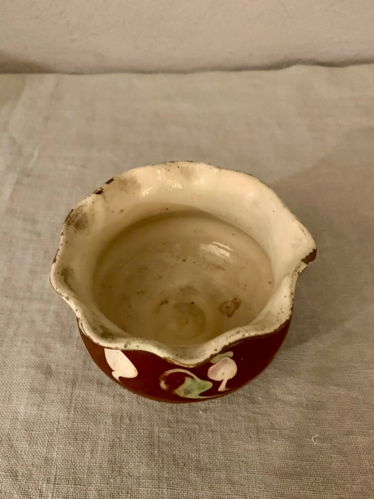Ceramic bowl with frilled edge