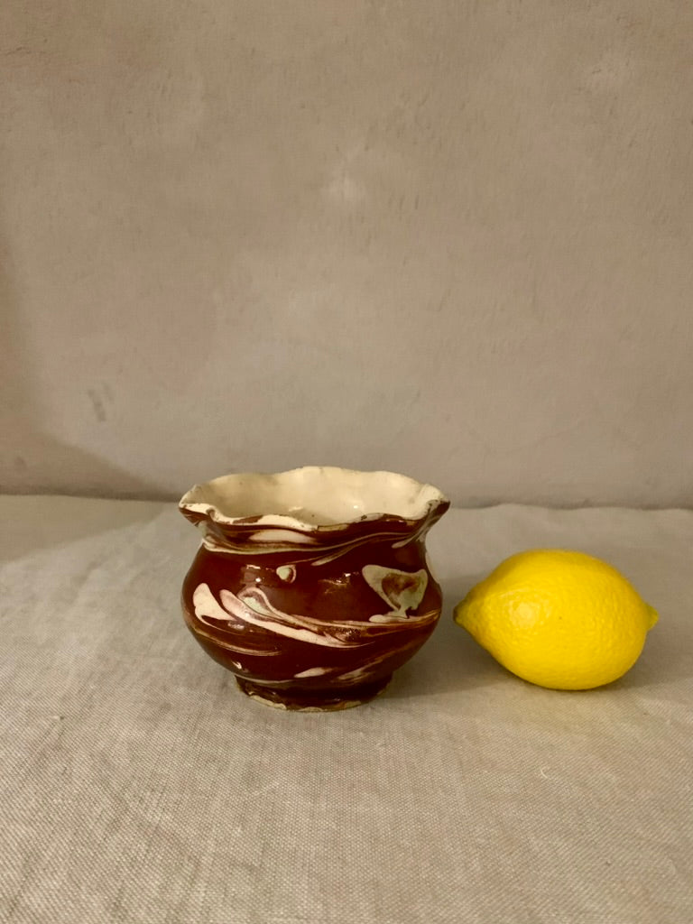 Ceramic bowl with frilled edge