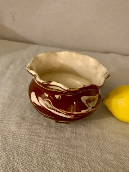 Ceramic bowl with frilled edge